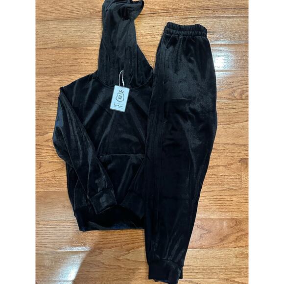 Girls track suit Black Velour size 120 or size 6/7 - Picture 1 of 3